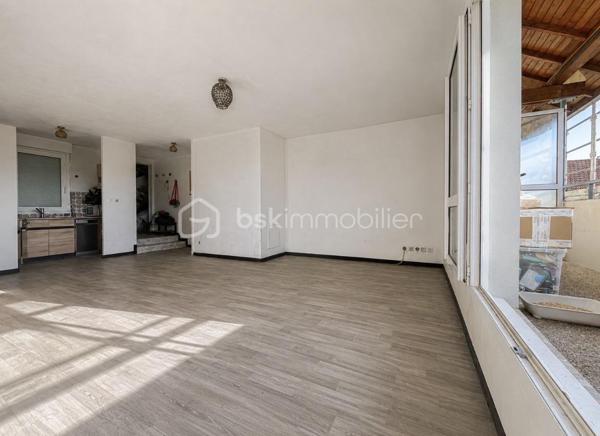 J’ai le plaisir de vous proposer en exclusivité ce charmant T2 bis en duplex, idéalement situé Allée Marcellin Champagnat à Saint-Genis-Laval, au 2ème et dernier étage d’une résidence calme, verdoyante et bien entretenue.
Développant environ 65m² de surface habitable, dont 52,50m² Carrez, cet appartement séduit par ses beaux volumes, sa luminosité et son agencement atypique.

Dès l’entrée, vous découvrirez un confortable séjour / salle à manger d’environ 36m², véritable cœur de l’appartement, offrant un bel espace pour recevoir et profiter du quotidien. Dans son prolongement, un grand balcon de 7m² exposé Est vous permettra de profiter agréablement des extérieurs dès les premières heures de la journée. Ce niveau est complété par une entrée et un WC indépendant.
À l’étage, vous trouverez une chambre mansardée, une salle de bains récemment rénovée et une alcôve offrant de nombreuses possibilités : espace bureau pour le télétravail, dressing ou encore petite chambre d’enfant.
Un agencement particulièrement intéressant pour un premier achat ou pour un investissement locatif.
Pour compléter, vous bénéficierez également d'une cave ainsi que d'un stationnement privatif, deux prestations particulièrement appréciables au quotidien.

Les + de cet appartement :
- Ravalement de façade voté et payé, travaux actuellement en cours
- Métro B – terminus Hôpital Lyon Sud à proximité
- Commerces, écoles et services accessibles rapidement

Des travaux de rénovation sont à prévoir, mais ils permettront au futur propriétaire de révéler tout le potentiel de cet appartement et de créer un intérieur qui lui ressemble.
Son emplacement, ses volumes, son dernier étage, son extérieur et ses annexes en font une belle opportunité pour un premier achat comme pour un projet d’investissement locatif.

Visites sur rendez-vous. Pour plus d’informations ou pour organiser une visite, n’hésitez pas à me contacter. Je me ferai un plaisir de vous renseigner et de vous accompagner dans votre projet.