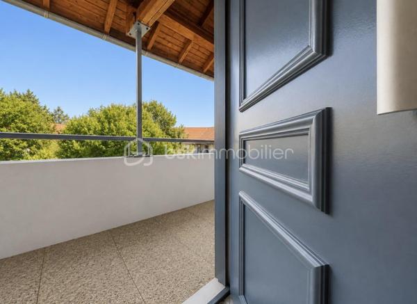 J’ai le plaisir de vous proposer en exclusivité ce charmant T2 bis en duplex, idéalement situé Allée Marcellin Champagnat à Saint-Genis-Laval, au 2ème et dernier étage d’une résidence calme, verdoyante et bien entretenue.
Développant environ 65m² de surface habitable, dont 52,50m² Carrez, cet appartement séduit par ses beaux volumes, sa luminosité et son agencement atypique.

Dès l’entrée, vous découvrirez un confortable séjour / salle à manger d’environ 36m², véritable cœur de l’appartement, offrant un bel espace pour recevoir et profiter du quotidien. Dans son prolongement, un grand balcon de 7m² exposé Est vous permettra de profiter agréablement des extérieurs dès les premières heures de la journée. Ce niveau est complété par une entrée et un WC indépendant.
À l’étage, vous trouverez une chambre mansardée, une salle de bains récemment rénovée et une alcôve offrant de nombreuses possibilités : espace bureau pour le télétravail, dressing ou encore petite chambre d’enfant.
Un agencement particulièrement intéressant pour un premier achat ou pour un investissement locatif.
Pour compléter, vous bénéficierez également d'une cave ainsi que d'un stationnement privatif, deux prestations particulièrement appréciables au quotidien.

Les + de cet appartement :
- Ravalement de façade voté et payé, travaux actuellement en cours
- Métro B – terminus Hôpital Lyon Sud à proximité
- Commerces, écoles et services accessibles rapidement

Des travaux de rénovation sont à prévoir, mais ils permettront au futur propriétaire de révéler tout le potentiel de cet appartement et de créer un intérieur qui lui ressemble.
Son emplacement, ses volumes, son dernier étage, son extérieur et ses annexes en font une belle opportunité pour un premier achat comme pour un projet d’investissement locatif.

Visites sur rendez-vous. Pour plus d’informations ou pour organiser une visite, n’hésitez pas à me contacter. Je me ferai un plaisir de vous renseigner et de vous accompagner dans votre projet.