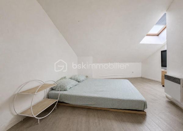 J’ai le plaisir de vous proposer en exclusivité ce charmant T2 bis en duplex, idéalement situé Allée Marcellin Champagnat à Saint-Genis-Laval, au 2ème et dernier étage d’une résidence calme, verdoyante et bien entretenue.
Développant environ 65m² de surface habitable, dont 52,50m² Carrez, cet appartement séduit par ses beaux volumes, sa luminosité et son agencement atypique.

Dès l’entrée, vous découvrirez un confortable séjour / salle à manger d’environ 36m², véritable cœur de l’appartement, offrant un bel espace pour recevoir et profiter du quotidien. Dans son prolongement, un grand balcon de 7m² exposé Est vous permettra de profiter agréablement des extérieurs dès les premières heures de la journée. Ce niveau est complété par une entrée et un WC indépendant.
À l’étage, vous trouverez une chambre mansardée, une salle de bains récemment rénovée et une alcôve offrant de nombreuses possibilités : espace bureau pour le télétravail, dressing ou encore petite chambre d’enfant.
Un agencement particulièrement intéressant pour un premier achat ou pour un investissement locatif.
Pour compléter, vous bénéficierez également d'une cave ainsi que d'un stationnement privatif, deux prestations particulièrement appréciables au quotidien.

Les + de cet appartement :
- Ravalement de façade voté et payé, travaux actuellement en cours
- Métro B – terminus Hôpital Lyon Sud à proximité
- Commerces, écoles et services accessibles rapidement

Des travaux de rénovation sont à prévoir, mais ils permettront au futur propriétaire de révéler tout le potentiel de cet appartement et de créer un intérieur qui lui ressemble.
Son emplacement, ses volumes, son dernier étage, son extérieur et ses annexes en font une belle opportunité pour un premier achat comme pour un projet d’investissement locatif.

Visites sur rendez-vous. Pour plus d’informations ou pour organiser une visite, n’hésitez pas à me contacter. Je me ferai un plaisir de vous renseigner et de vous accompagner dans votre projet.