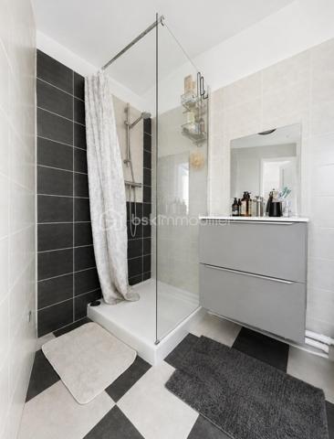 J’ai le plaisir de vous proposer en exclusivité ce charmant T2 bis en duplex, idéalement situé Allée Marcellin Champagnat à Saint-Genis-Laval, au 2ème et dernier étage d’une résidence calme, verdoyante et bien entretenue.
Développant environ 65m² de surface habitable, dont 52,50m² Carrez, cet appartement séduit par ses beaux volumes, sa luminosité et son agencement atypique.

Dès l’entrée, vous découvrirez un confortable séjour / salle à manger d’environ 36m², véritable cœur de l’appartement, offrant un bel espace pour recevoir et profiter du quotidien. Dans son prolongement, un grand balcon de 7m² exposé Est vous permettra de profiter agréablement des extérieurs dès les premières heures de la journée. Ce niveau est complété par une entrée et un WC indépendant.
À l’étage, vous trouverez une chambre mansardée, une salle de bains récemment rénovée et une alcôve offrant de nombreuses possibilités : espace bureau pour le télétravail, dressing ou encore petite chambre d’enfant.
Un agencement particulièrement intéressant pour un premier achat ou pour un investissement locatif.
Pour compléter, vous bénéficierez également d'une cave ainsi que d'un stationnement privatif, deux prestations particulièrement appréciables au quotidien.

Les + de cet appartement :
- Ravalement de façade voté et payé, travaux actuellement en cours
- Métro B – terminus Hôpital Lyon Sud à proximité
- Commerces, écoles et services accessibles rapidement

Des travaux de rénovation sont à prévoir, mais ils permettront au futur propriétaire de révéler tout le potentiel de cet appartement et de créer un intérieur qui lui ressemble.
Son emplacement, ses volumes, son dernier étage, son extérieur et ses annexes en font une belle opportunité pour un premier achat comme pour un projet d’investissement locatif.

Visites sur rendez-vous. Pour plus d’informations ou pour organiser une visite, n’hésitez pas à me contacter. Je me ferai un plaisir de vous renseigner et de vous accompagner dans votre projet.