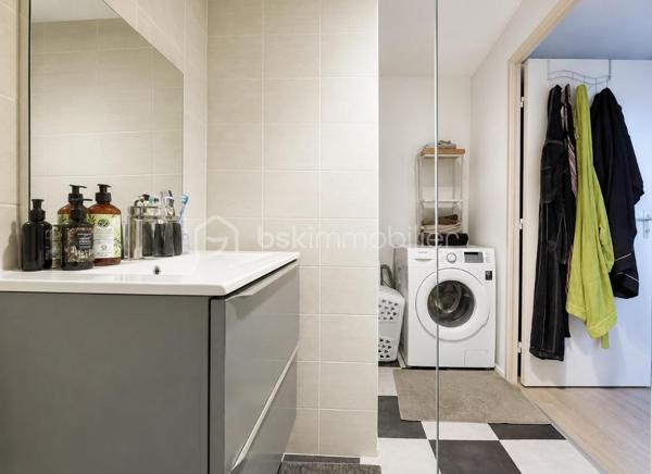 J’ai le plaisir de vous proposer en exclusivité ce charmant T2 bis en duplex, idéalement situé Allée Marcellin Champagnat à Saint-Genis-Laval, au 2ème et dernier étage d’une résidence calme, verdoyante et bien entretenue.
Développant environ 65m² de surface habitable, dont 52,50m² Carrez, cet appartement séduit par ses beaux volumes, sa luminosité et son agencement atypique.

Dès l’entrée, vous découvrirez un confortable séjour / salle à manger d’environ 36m², véritable cœur de l’appartement, offrant un bel espace pour recevoir et profiter du quotidien. Dans son prolongement, un grand balcon de 7m² exposé Est vous permettra de profiter agréablement des extérieurs dès les premières heures de la journée. Ce niveau est complété par une entrée et un WC indépendant.
À l’étage, vous trouverez une chambre mansardée, une salle de bains récemment rénovée et une alcôve offrant de nombreuses possibilités : espace bureau pour le télétravail, dressing ou encore petite chambre d’enfant.
Un agencement particulièrement intéressant pour un premier achat ou pour un investissement locatif.
Pour compléter, vous bénéficierez également d'une cave ainsi que d'un stationnement privatif, deux prestations particulièrement appréciables au quotidien.

Les + de cet appartement :
- Ravalement de façade voté et payé, travaux actuellement en cours
- Métro B – terminus Hôpital Lyon Sud à proximité
- Commerces, écoles et services accessibles rapidement

Des travaux de rénovation sont à prévoir, mais ils permettront au futur propriétaire de révéler tout le potentiel de cet appartement et de créer un intérieur qui lui ressemble.
Son emplacement, ses volumes, son dernier étage, son extérieur et ses annexes en font une belle opportunité pour un premier achat comme pour un projet d’investissement locatif.

Visites sur rendez-vous. Pour plus d’informations ou pour organiser une visite, n’hésitez pas à me contacter. Je me ferai un plaisir de vous renseigner et de vous accompagner dans votre projet.