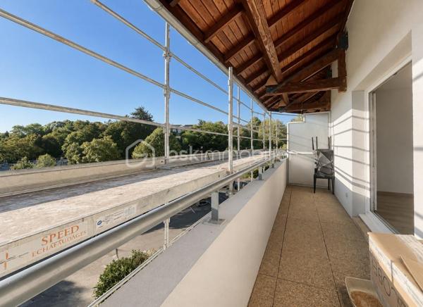 J’ai le plaisir de vous proposer en exclusivité ce charmant T2 bis en duplex, idéalement situé Allée Marcellin Champagnat à Saint-Genis-Laval, au 2ème et dernier étage d’une résidence calme, verdoyante et bien entretenue.
Développant environ 65m² de surface habitable, dont 52,50m² Carrez, cet appartement séduit par ses beaux volumes, sa luminosité et son agencement atypique.

Dès l’entrée, vous découvrirez un confortable séjour / salle à manger d’environ 36m², véritable cœur de l’appartement, offrant un bel espace pour recevoir et profiter du quotidien. Dans son prolongement, un grand balcon de 7m² exposé Est vous permettra de profiter agréablement des extérieurs dès les premières heures de la journée. Ce niveau est complété par une entrée et un WC indépendant.
À l’étage, vous trouverez une chambre mansardée, une salle de bains récemment rénovée et une alcôve offrant de nombreuses possibilités : espace bureau pour le télétravail, dressing ou encore petite chambre d’enfant.
Un agencement particulièrement intéressant pour un premier achat ou pour un investissement locatif.
Pour compléter, vous bénéficierez également d'une cave ainsi que d'un stationnement privatif, deux prestations particulièrement appréciables au quotidien.

Les + de cet appartement :
- Ravalement de façade voté et payé, travaux actuellement en cours
- Métro B – terminus Hôpital Lyon Sud à proximité
- Commerces, écoles et services accessibles rapidement

Des travaux de rénovation sont à prévoir, mais ils permettront au futur propriétaire de révéler tout le potentiel de cet appartement et de créer un intérieur qui lui ressemble.
Son emplacement, ses volumes, son dernier étage, son extérieur et ses annexes en font une belle opportunité pour un premier achat comme pour un projet d’investissement locatif.

Visites sur rendez-vous. Pour plus d’informations ou pour organiser une visite, n’hésitez pas à me contacter. Je me ferai un plaisir de vous renseigner et de vous accompagner dans votre projet.