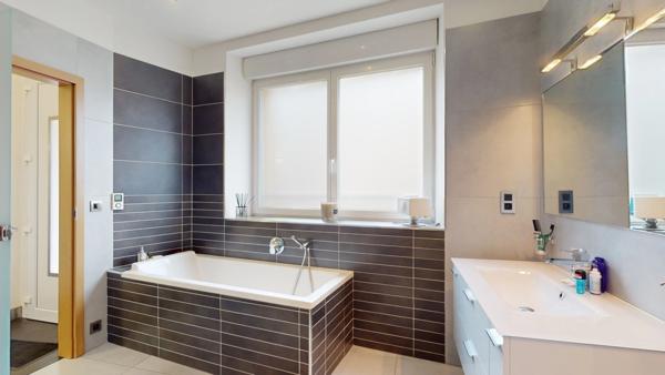 Ensemble immobilier maison d'habitation de prestige et bureaux