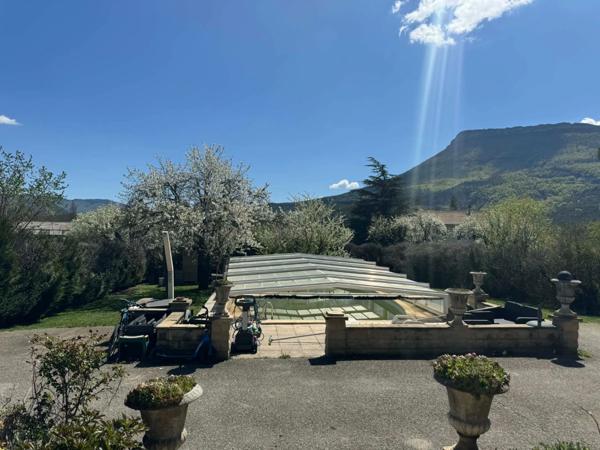 Maison jumelée 141 m² – Piscine – Grand terrain – Excellent DPE B – La Bâtie-Montsaléon