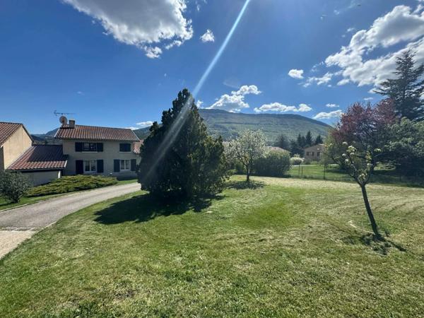 Maison jumelée 141 m² – Piscine – Grand terrain – Excellent DPE B – La Bâtie-Montsaléon