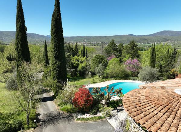 Propriété de caractère avec piscine à débordement et parc arboré en Ardèche