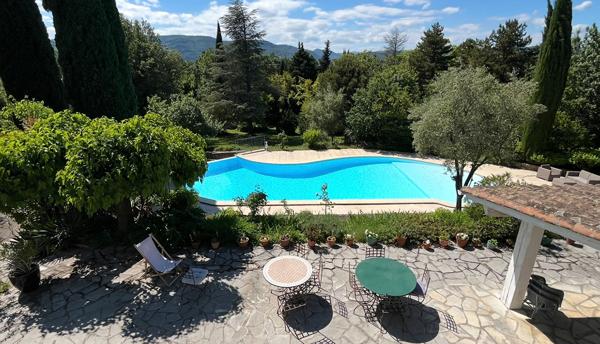 Propriété de caractère avec piscine à débordement et parc arboré en Ardèche