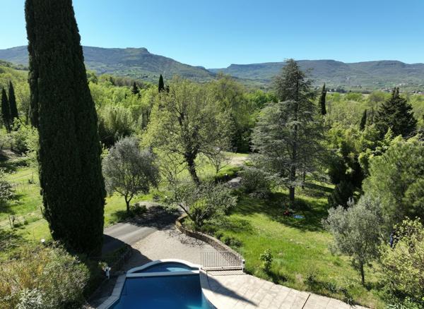 Propriété de caractère avec piscine à débordement et parc arboré en Ardèche