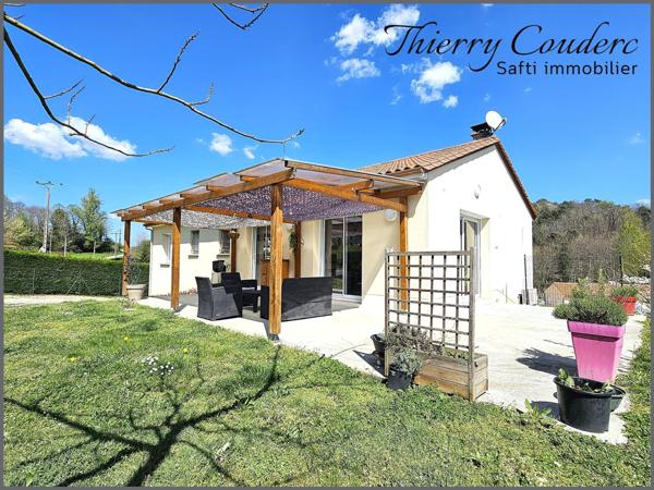 Maisons avec deux logements et jardin clôturé.