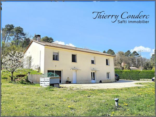 Maisons avec deux logements et jardin clôturé.