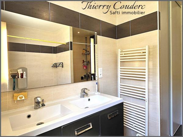 Maisons avec deux logements et jardin clôturé.