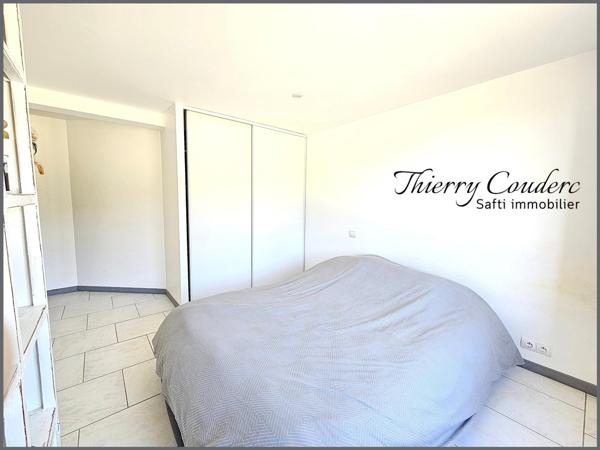 Maisons avec deux logements et jardin clôturé.