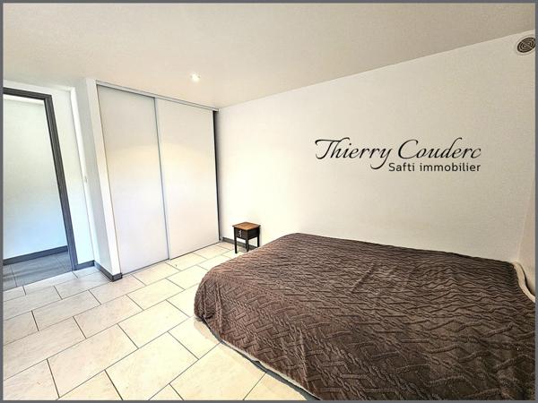 Maisons avec deux logements et jardin clôturé.