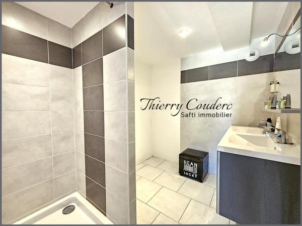 Maisons avec deux logements et jardin clôturé.