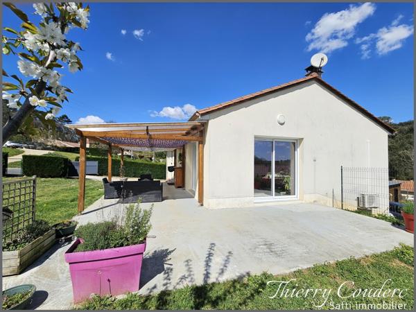 Maisons avec deux logements et jardin clôturé.