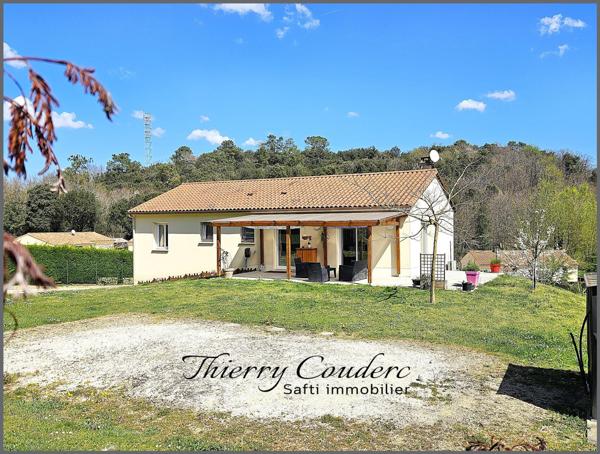 Maisons avec deux logements et jardin clôturé.