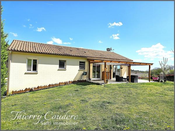Maisons avec deux logements et jardin clôturé.