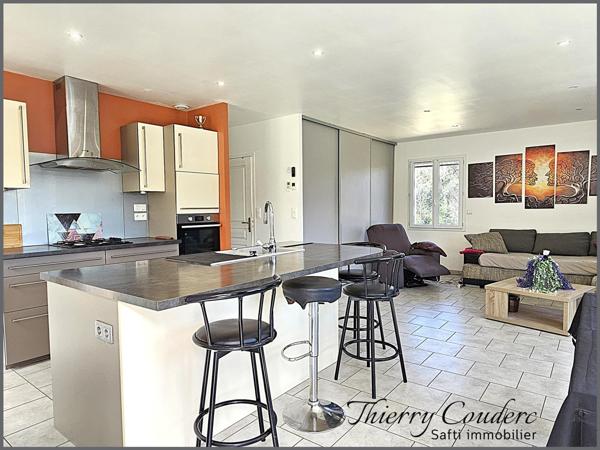 Maisons avec deux logements et jardin clôturé.