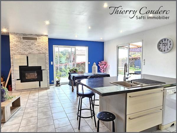 Maisons avec deux logements et jardin clôturé.