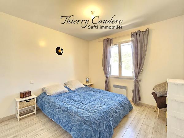 Maisons avec deux logements et jardin clôturé.