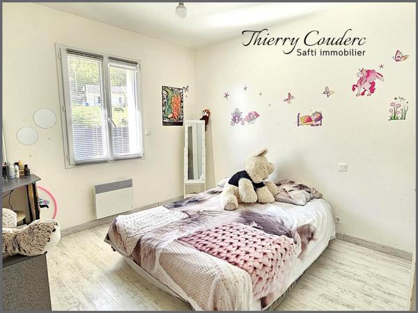 Maisons avec deux logements et jardin clôturé.