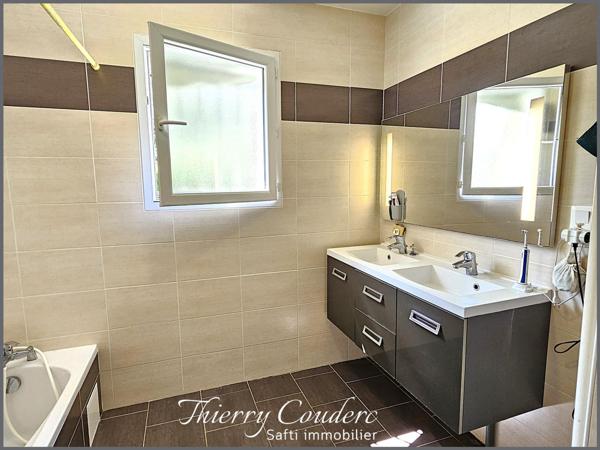 Maisons avec deux logements et jardin clôturé.