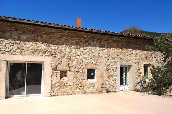 Magnifique bâtisse en pierres d'environ 200 m² sur 8 Hectares