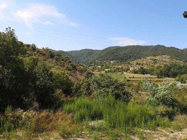 Magnifique bâtisse en pierres d'environ 200 m² sur 8 Hectares