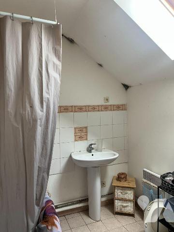 INVESTISSEMENT LOCATIF MAISON LOUE : 
Une maison jumelée d'environ 82,5 m² située sur la commu...