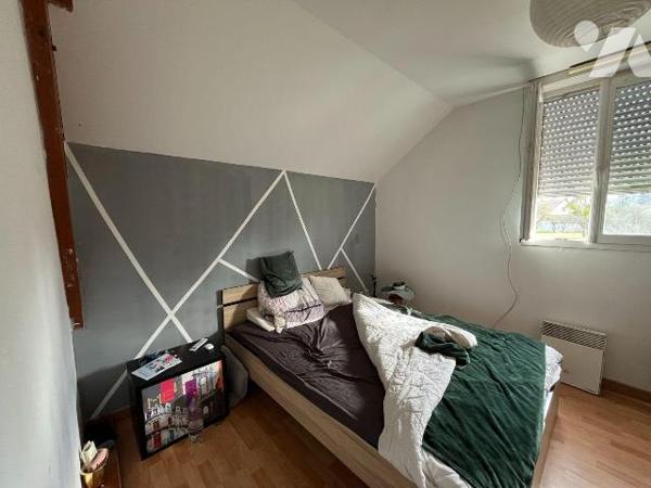 INVESTISSEMENT LOCATIF MAISON LOUE : 
Une maison jumelée d'environ 82,5 m² située sur la commu...