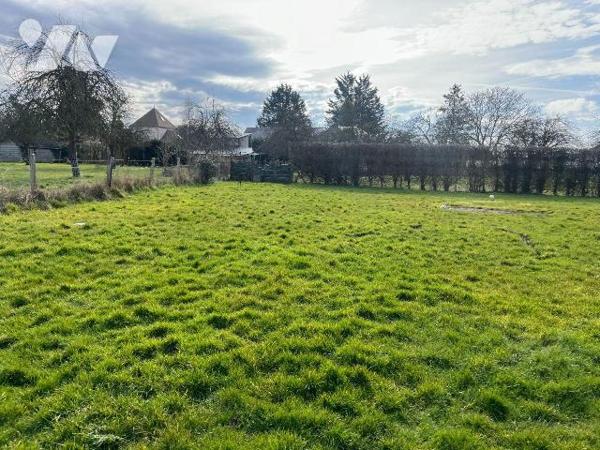 INVESTISSEMENT LOCATIF MAISON LOUE : 
Une maison jumelée d'environ 82,5 m² située sur la commu...