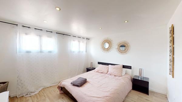 Très rare, belle maison en bois de 162m² sur un parc de 5233m² de terrain à GUERVILLE