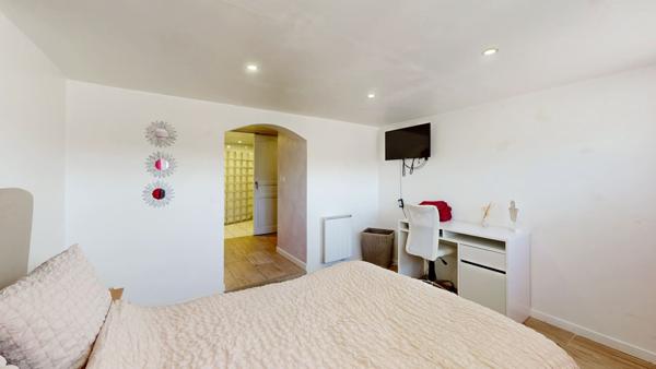 Très rare, belle maison en bois de 162m² sur un parc de 5233m² de terrain à GUERVILLE