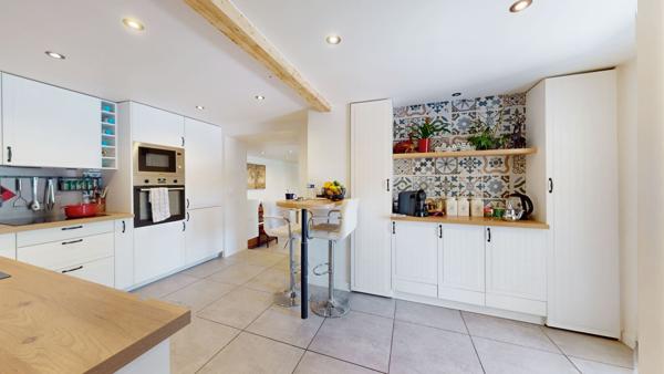 Très rare, belle maison en bois de 162m² sur un parc de 5233m² de terrain à GUERVILLE