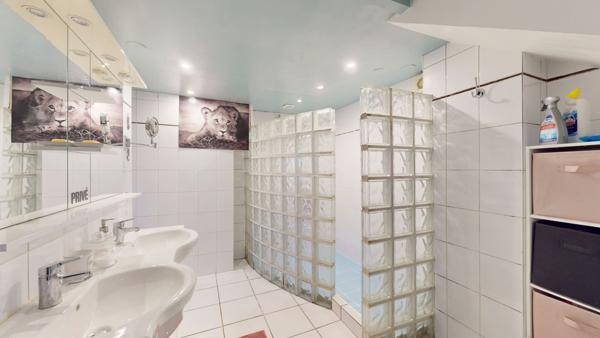 Très rare, belle maison en bois de 162m² sur un parc de 5233m² de terrain à GUERVILLE