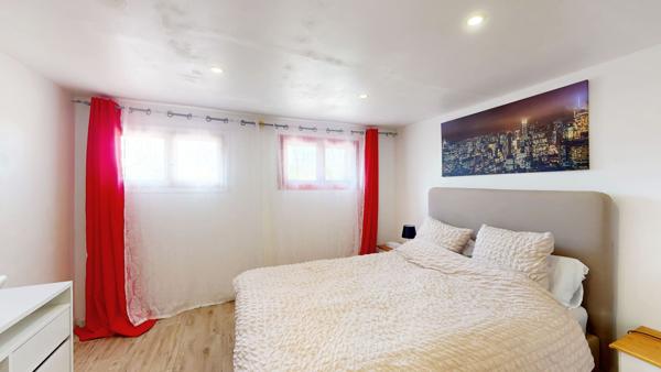 Très rare, belle maison en bois de 162m² sur un parc de 5233m² de terrain à GUERVILLE