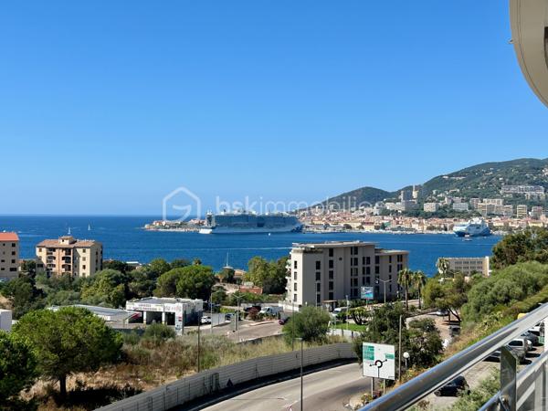 Votre conseillère BSK Immobilier, vous propose à l’entrée d’Ajaccio, au sein d’une résidence récente livrée en 2019, arborée, sécurisée et parfaitement entretenue, un appartement T3 de 70 m² entièrement meublé et équipé, situé au niveau 0, équivalent à un 2ᵉ étage.
Il offre une très belle vue dégagée sur la baie d’Ajaccio, la plage du Ricanto et le port, dont vous pourrez profiter depuis ses deux terrasses de 14 et 9 m2

L’appartement comprend :
une entrée ;
une cuisine entièrement équipée ouverte sur le salon ;
deux chambres de 13,90 m² et 11,87 m², donnant sur les terrasses ;
une salle d’eau ;
un dégagement
un wc avec lave-mains et machine à laver.

Vendu entièrement meublé et équipé, il permet une installation immédiate.
Autre atout majeur : sa performance énergétique exceptionnelle, avec un DPE et un GES classés A.
Un véritable avantage en matière de confort, de maîtrise des consommations et de valorisation du bien dans le temps.

Le bien bénéficie également d’un grand garage de 25,15 m² en sous-sol, directement accessible par l’ascenseur.

L’accès à la résidence est sécurisé par interphone et l’accès aux garages est télécommandé.

La situation en entrée de ville permet un accès rapide à la plage du Ricanto, aux grands centres commerciaux, ainsi qu’au centre-ville d’Ajaccio avec ses nombreux commerces et services.

Un bien particulièrement complet, réunissant vue mer, grands extérieurs, résidence récente, performance énergétique A/A et garage de grande superficie.

À découvrir rapidement !

Pour toute information et visite contactez Pierrine MURRONI : 0617092828