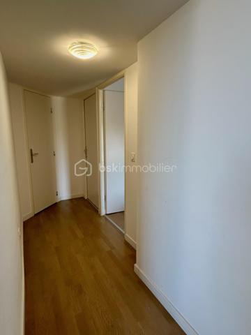 Votre conseillère BSK Immobilier, vous propose à l’entrée d’Ajaccio, au sein d’une résidence récente livrée en 2019, arborée, sécurisée et parfaitement entretenue, un appartement T3 de 70 m² entièrement meublé et équipé, situé au niveau 0, équivalent à un 2ᵉ étage.
Il offre une très belle vue dégagée sur la baie d’Ajaccio, la plage du Ricanto et le port, dont vous pourrez profiter depuis ses deux terrasses de 14 et 9 m2

L’appartement comprend :
une entrée ;
une cuisine entièrement équipée ouverte sur le salon ;
deux chambres de 13,90 m² et 11,87 m², donnant sur les terrasses ;
une salle d’eau ;
un dégagement
un wc avec lave-mains et machine à laver.

Vendu entièrement meublé et équipé, il permet une installation immédiate.
Autre atout majeur : sa performance énergétique exceptionnelle, avec un DPE et un GES classés A.
Un véritable avantage en matière de confort, de maîtrise des consommations et de valorisation du bien dans le temps.

Le bien bénéficie également d’un grand garage de 25,15 m² en sous-sol, directement accessible par l’ascenseur.

L’accès à la résidence est sécurisé par interphone et l’accès aux garages est télécommandé.

La situation en entrée de ville permet un accès rapide à la plage du Ricanto, aux grands centres commerciaux, ainsi qu’au centre-ville d’Ajaccio avec ses nombreux commerces et services.

Un bien particulièrement complet, réunissant vue mer, grands extérieurs, résidence récente, performance énergétique A/A et garage de grande superficie.

À découvrir rapidement !

Pour toute information et visite contactez Pierrine MURRONI : 0617092828