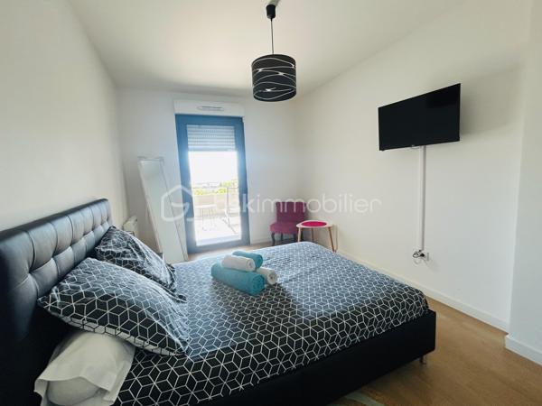 Votre conseillère BSK Immobilier, vous propose à l’entrée d’Ajaccio, au sein d’une résidence récente livrée en 2019, arborée, sécurisée et parfaitement entretenue, un appartement T3 de 70 m² entièrement meublé et équipé, situé au niveau 0, équivalent à un 2ᵉ étage.
Il offre une très belle vue dégagée sur la baie d’Ajaccio, la plage du Ricanto et le port, dont vous pourrez profiter depuis ses deux terrasses de 14 et 9 m2

L’appartement comprend :
une entrée ;
une cuisine entièrement équipée ouverte sur le salon ;
deux chambres de 13,90 m² et 11,87 m², donnant sur les terrasses ;
une salle d’eau ;
un dégagement
un wc avec lave-mains et machine à laver.

Vendu entièrement meublé et équipé, il permet une installation immédiate.
Autre atout majeur : sa performance énergétique exceptionnelle, avec un DPE et un GES classés A.
Un véritable avantage en matière de confort, de maîtrise des consommations et de valorisation du bien dans le temps.

Le bien bénéficie également d’un grand garage de 25,15 m² en sous-sol, directement accessible par l’ascenseur.

L’accès à la résidence est sécurisé par interphone et l’accès aux garages est télécommandé.

La situation en entrée de ville permet un accès rapide à la plage du Ricanto, aux grands centres commerciaux, ainsi qu’au centre-ville d’Ajaccio avec ses nombreux commerces et services.

Un bien particulièrement complet, réunissant vue mer, grands extérieurs, résidence récente, performance énergétique A/A et garage de grande superficie.

À découvrir rapidement !

Pour toute information et visite contactez Pierrine MURRONI : 0617092828
