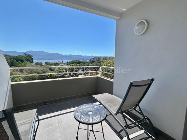 Votre conseillère BSK Immobilier, vous propose à l’entrée d’Ajaccio, au sein d’une résidence récente livrée en 2019, arborée, sécurisée et parfaitement entretenue, un appartement T3 de 70 m² entièrement meublé et équipé, situé au niveau 0, équivalent à un 2ᵉ étage.
Il offre une très belle vue dégagée sur la baie d’Ajaccio, la plage du Ricanto et le port, dont vous pourrez profiter depuis ses deux terrasses de 14 et 9 m2

L’appartement comprend :
une entrée ;
une cuisine entièrement équipée ouverte sur le salon ;
deux chambres de 13,90 m² et 11,87 m², donnant sur les terrasses ;
une salle d’eau ;
un dégagement
un wc avec lave-mains et machine à laver.

Vendu entièrement meublé et équipé, il permet une installation immédiate.
Autre atout majeur : sa performance énergétique exceptionnelle, avec un DPE et un GES classés A.
Un véritable avantage en matière de confort, de maîtrise des consommations et de valorisation du bien dans le temps.

Le bien bénéficie également d’un grand garage de 25,15 m² en sous-sol, directement accessible par l’ascenseur.

L’accès à la résidence est sécurisé par interphone et l’accès aux garages est télécommandé.

La situation en entrée de ville permet un accès rapide à la plage du Ricanto, aux grands centres commerciaux, ainsi qu’au centre-ville d’Ajaccio avec ses nombreux commerces et services.

Un bien particulièrement complet, réunissant vue mer, grands extérieurs, résidence récente, performance énergétique A/A et garage de grande superficie.

À découvrir rapidement !

Pour toute information et visite contactez Pierrine MURRONI : 0617092828