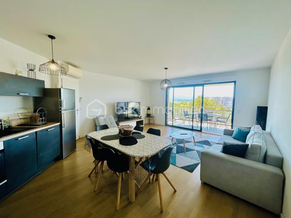 Votre conseillère BSK Immobilier, vous propose à l’entrée d’Ajaccio, au sein d’une résidence récente livrée en 2019, arborée, sécurisée et parfaitement entretenue, un appartement T3 de 70 m² entièrement meublé et équipé, situé au niveau 0, équivalent à un 2ᵉ étage.
Il offre une très belle vue dégagée sur la baie d’Ajaccio, la plage du Ricanto et le port, dont vous pourrez profiter depuis ses deux terrasses de 14 et 9 m2

L’appartement comprend :
une entrée ;
une cuisine entièrement équipée ouverte sur le salon ;
deux chambres de 13,90 m² et 11,87 m², donnant sur les terrasses ;
une salle d’eau ;
un dégagement
un wc avec lave-mains et machine à laver.

Vendu entièrement meublé et équipé, il permet une installation immédiate.
Autre atout majeur : sa performance énergétique exceptionnelle, avec un DPE et un GES classés A.
Un véritable avantage en matière de confort, de maîtrise des consommations et de valorisation du bien dans le temps.

Le bien bénéficie également d’un grand garage de 25,15 m² en sous-sol, directement accessible par l’ascenseur.

L’accès à la résidence est sécurisé par interphone et l’accès aux garages est télécommandé.

La situation en entrée de ville permet un accès rapide à la plage du Ricanto, aux grands centres commerciaux, ainsi qu’au centre-ville d’Ajaccio avec ses nombreux commerces et services.

Un bien particulièrement complet, réunissant vue mer, grands extérieurs, résidence récente, performance énergétique A/A et garage de grande superficie.

À découvrir rapidement !

Pour toute information et visite contactez Pierrine MURRONI : 0617092828