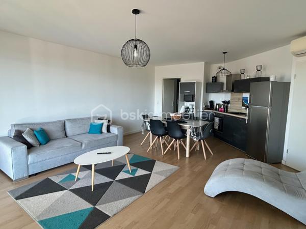 Votre conseillère BSK Immobilier, vous propose à l’entrée d’Ajaccio, au sein d’une résidence récente livrée en 2019, arborée, sécurisée et parfaitement entretenue, un appartement T3 de 70 m² entièrement meublé et équipé, situé au niveau 0, équivalent à un 2ᵉ étage.
Il offre une très belle vue dégagée sur la baie d’Ajaccio, la plage du Ricanto et le port, dont vous pourrez profiter depuis ses deux terrasses de 14 et 9 m2

L’appartement comprend :
une entrée ;
une cuisine entièrement équipée ouverte sur le salon ;
deux chambres de 13,90 m² et 11,87 m², donnant sur les terrasses ;
une salle d’eau ;
un dégagement
un wc avec lave-mains et machine à laver.

Vendu entièrement meublé et équipé, il permet une installation immédiate.
Autre atout majeur : sa performance énergétique exceptionnelle, avec un DPE et un GES classés A.
Un véritable avantage en matière de confort, de maîtrise des consommations et de valorisation du bien dans le temps.

Le bien bénéficie également d’un grand garage de 25,15 m² en sous-sol, directement accessible par l’ascenseur.

L’accès à la résidence est sécurisé par interphone et l’accès aux garages est télécommandé.

La situation en entrée de ville permet un accès rapide à la plage du Ricanto, aux grands centres commerciaux, ainsi qu’au centre-ville d’Ajaccio avec ses nombreux commerces et services.

Un bien particulièrement complet, réunissant vue mer, grands extérieurs, résidence récente, performance énergétique A/A et garage de grande superficie.

À découvrir rapidement !

Pour toute information et visite contactez Pierrine MURRONI : 0617092828