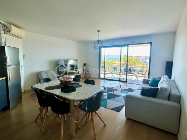 Votre conseillère BSK Immobilier, vous propose à l’entrée d’Ajaccio, au sein d’une résidence récente livrée en 2019, arborée, sécurisée et parfaitement entretenue, un appartement T3 de 70 m² entièrement meublé et équipé, situé au niveau 0, équivalent à un 2ᵉ étage.
Il offre une très belle vue dégagée sur la baie d’Ajaccio, la plage du Ricanto et le port, dont vous pourrez profiter depuis ses deux terrasses de 14 et 9 m2

L’appartement comprend :
une entrée ;
une cuisine entièrement équipée ouverte sur le salon ;
deux chambres de 13,90 m² et 11,87 m², donnant sur les terrasses ;
une salle d’eau ;
un dégagement
un wc avec lave-mains et machine à laver.

Vendu entièrement meublé et équipé, il permet une installation immédiate.
Autre atout majeur : sa performance énergétique exceptionnelle, avec un DPE et un GES classés A.
Un véritable avantage en matière de confort, de maîtrise des consommations et de valorisation du bien dans le temps.

Le bien bénéficie également d’un grand garage de 25,15 m² en sous-sol, directement accessible par l’ascenseur.

L’accès à la résidence est sécurisé par interphone et l’accès aux garages est télécommandé.

La situation en entrée de ville permet un accès rapide à la plage du Ricanto, aux grands centres commerciaux, ainsi qu’au centre-ville d’Ajaccio avec ses nombreux commerces et services.

Un bien particulièrement complet, réunissant vue mer, grands extérieurs, résidence récente, performance énergétique A/A et garage de grande superficie.

À découvrir rapidement !

Pour toute information et visite contactez Pierrine MURRONI : 0617092828