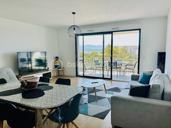 Votre conseillère BSK Immobilier, vous propose à l’entrée d’Ajaccio, au sein d’une résidence récente livrée en 2019, arborée, sécurisée et parfaitement entretenue, un appartement T3 de 70 m² entièrement meublé et équipé, situé au niveau 0, équivalent à un 2ᵉ étage.
Il offre une très belle vue dégagée sur la baie d’Ajaccio, la plage du Ricanto et le port, dont vous pourrez profiter depuis ses deux terrasses de 14 et 9 m2

L’appartement comprend :
une entrée ;
une cuisine entièrement équipée ouverte sur le salon ;
deux chambres de 13,90 m² et 11,87 m², donnant sur les terrasses ;
une salle d’eau ;
un dégagement
un wc avec lave-mains et machine à laver.

Vendu entièrement meublé et équipé, il permet une installation immédiate.
Autre atout majeur : sa performance énergétique exceptionnelle, avec un DPE et un GES classés A.
Un véritable avantage en matière de confort, de maîtrise des consommations et de valorisation du bien dans le temps.

Le bien bénéficie également d’un grand garage de 25,15 m² en sous-sol, directement accessible par l’ascenseur.

L’accès à la résidence est sécurisé par interphone et l’accès aux garages est télécommandé.

La situation en entrée de ville permet un accès rapide à la plage du Ricanto, aux grands centres commerciaux, ainsi qu’au centre-ville d’Ajaccio avec ses nombreux commerces et services.

Un bien particulièrement complet, réunissant vue mer, grands extérieurs, résidence récente, performance énergétique A/A et garage de grande superficie.

À découvrir rapidement !

Pour toute information et visite contactez Pierrine MURRONI : 0617092828