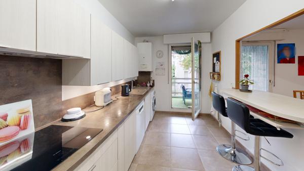 LYON 7e - SPACIEUX T4 DE 96 m² AVEC BALCON