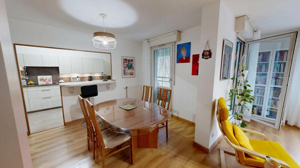 LYON 7e - SPACIEUX T4 DE 96 m² AVEC BALCON