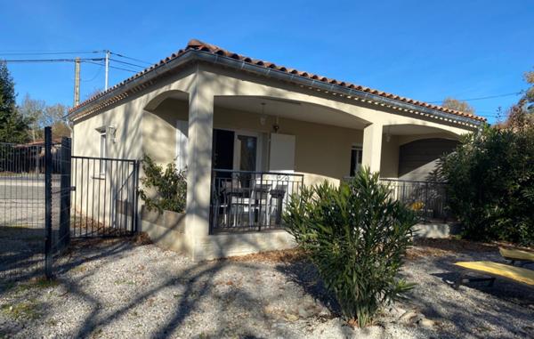 Ensemble de deux maisons récentes de plain-pied, avec vue sur le Rocher de Sampzon – idéal gîtes ou projet familial