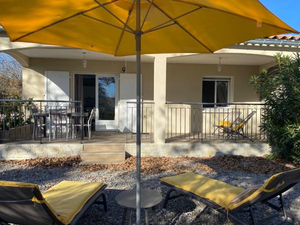 Ensemble de deux maisons récentes de plain-pied, avec vue sur le Rocher de Sampzon – idéal gîtes ou projet familial