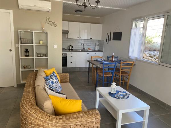 Ensemble de deux maisons récentes de plain-pied, avec vue sur le Rocher de Sampzon – idéal gîtes ou projet familial