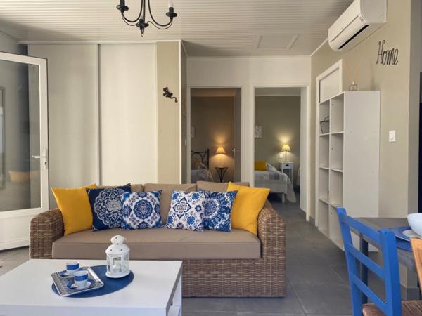 Ensemble de deux maisons récentes de plain-pied, avec vue sur le Rocher de Sampzon – idéal gîtes ou projet familial